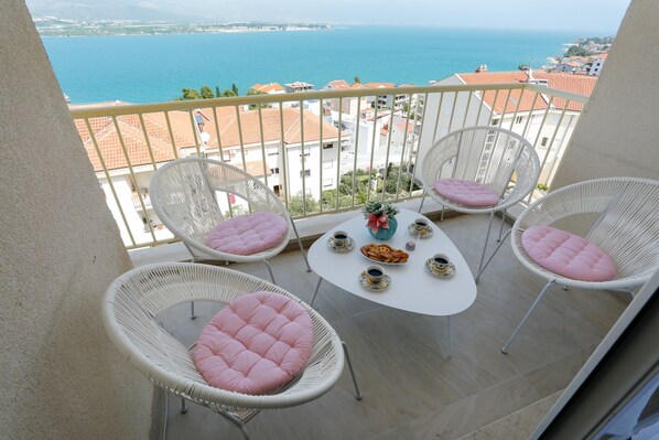 Outdoor dining - Trogir Stylish Apartment with Balcony and Sea View - Two bedroom Apartment with Balcony and Sea View (Trogir)