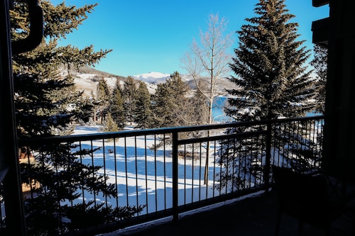 Comfortable Mountain Condo Close to Everything!