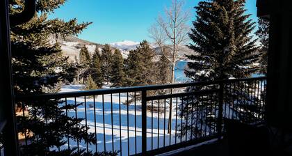 Comfortable Mountain Condo Close to Everything!