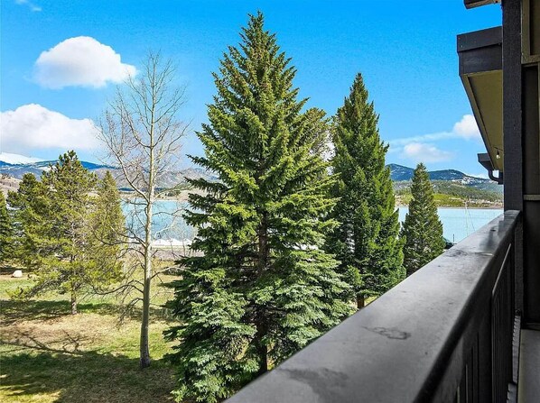 A balcony with a view of a lake and mountains. - Comfortable Mountain Condo Close to Everything! (Dillon)
