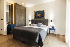 6 makuuhuonetta, tallelokero huoneessa, työpöytä, silitysrauta/-lauta