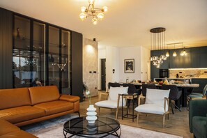 Älytelevisio, takka, videopelejä, pöytätennispöytä