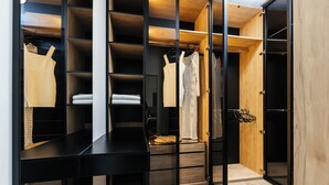 Un dressing avec des étagères ouvertes, une tringle pour suspendre les vêtements et des tiroirs.