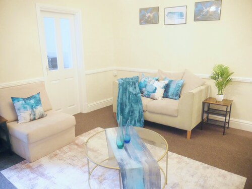Perfect Location: 2-Bed Home by Leicesters King Power Stadium & City Centre!