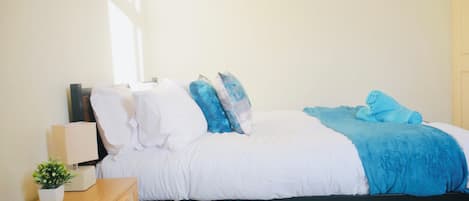 2 habitaciones, tabla de planchar con plancha, wifi y ropa de cama