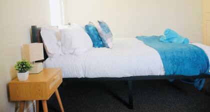 Perfect Location: 2-Bed Home by Leicesters King Power Stadium & City Centre!