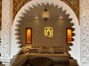 Coin salon dans le hall