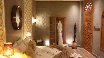 Chambre Deluxe Double ou avec lits jumeaux, vue cour intérieure | Literie de qualité supérieure, draps fournis