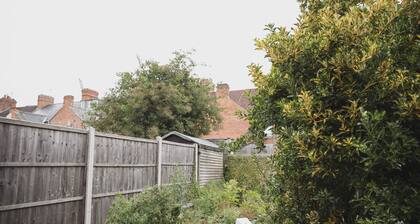 Room in Guest Room - Spacious Double Room in Leicester