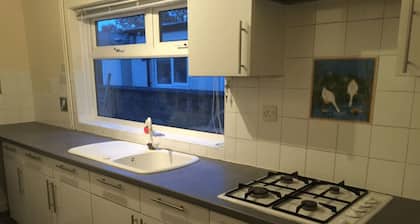 Room in Guest Room - Large Room in Leicester
