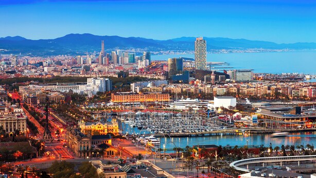 A cityscape with a marina, historic buildings, and modern skyscrapers. - Modern 2-bedroom duplex apartment near Historical center (Málaga)