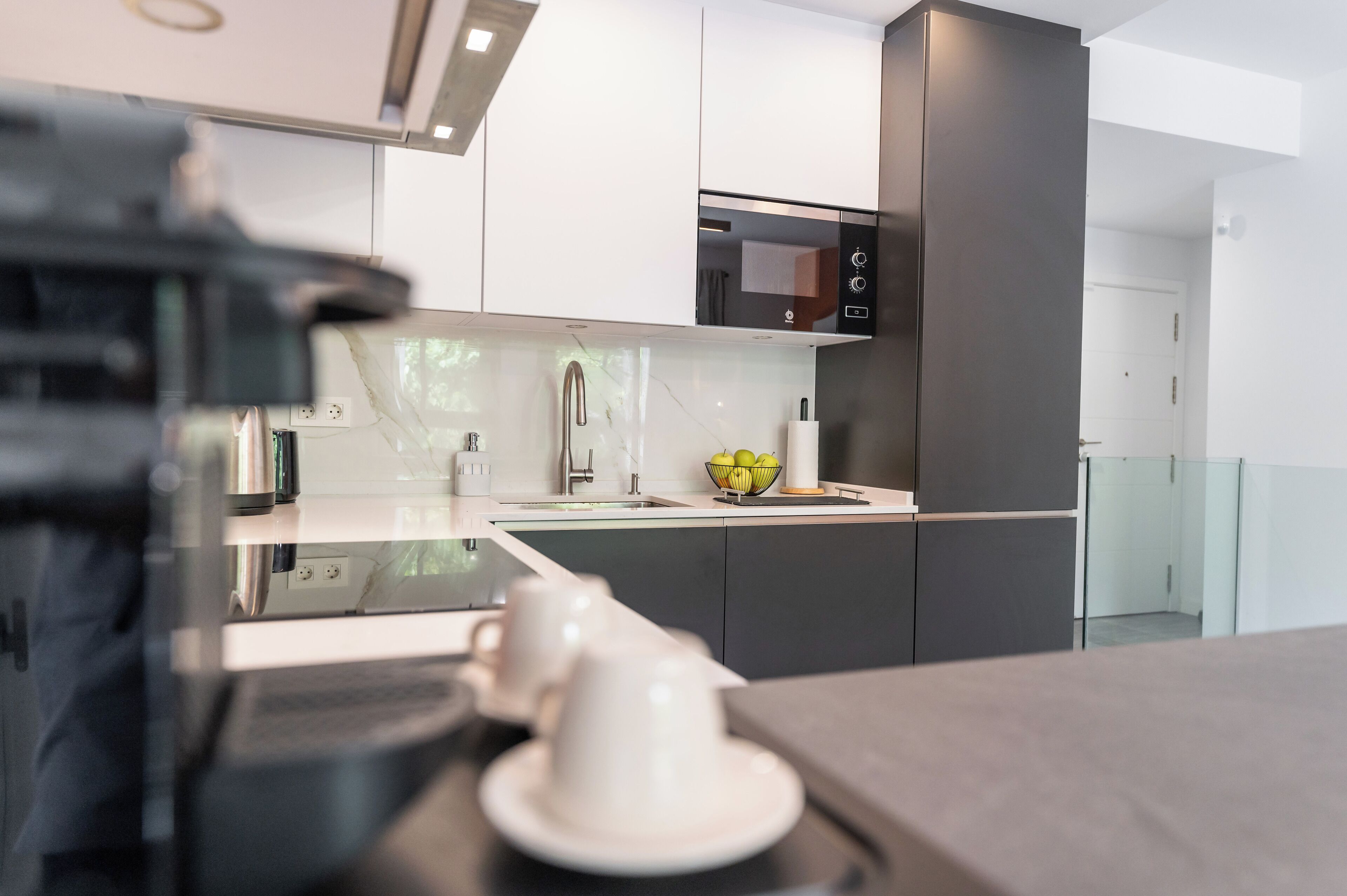 Kühlschrank, Mikrowelle, Ofen, Herdplatte