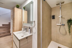 Hair dryer, towels, soap, shampoo - Modern 2-bedroom duplex apartment near Historical center (Málaga)