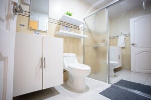 Douche, serviettes fournies, savon, papier toilette