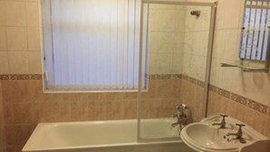 Dortoir partagé, 1 chambre, vue sur la ville | Salle de bain