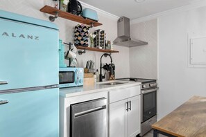 Kylskåp, mikrovågsugn, ugn och spishäll