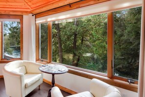 Smart TV, chimenea y oficina 