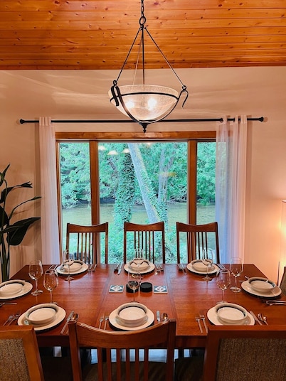 Boardman Monarch! Upscale river lodge! HOT TUB! Fireplace!