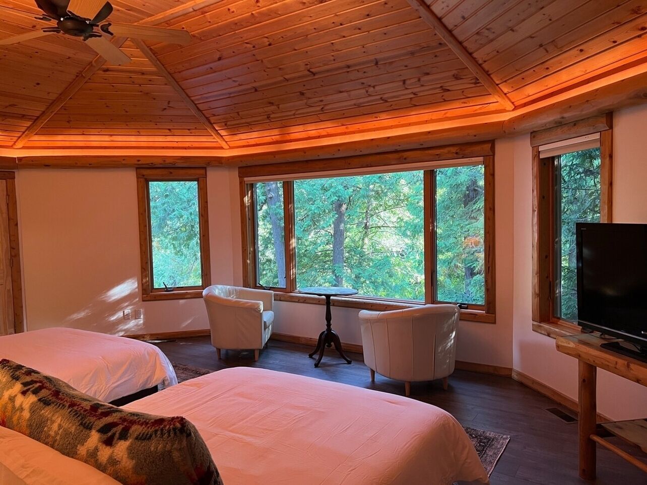 3 bedrooms, desk, iron/ironing board, travel crib