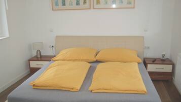 1 Schlafzimmer, Schreibtisch, Bügeleisen/Bügelbrett, Reisekinderbett