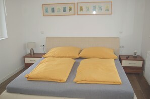 1 Schlafzimmer, Schreibtisch, Bügeleisen/Bügelbrett, Reisekinderbett