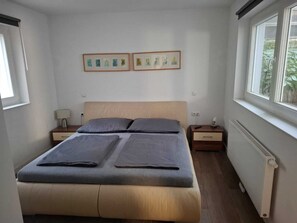 1 makuuhuone, työpöytä, silitysrauta/-lauta, vauvan matkasänky