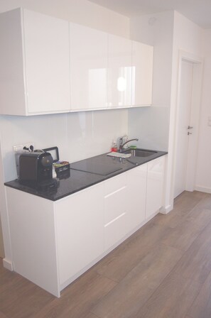 ثلاجة، فرن، موقد طهي مسطح، غسالة أطباق