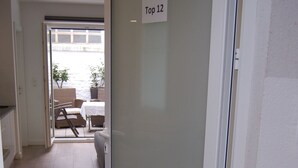 A hotel room entrance with a sliding door marked "Top 12". - Apartment with terrace in a great city location 45 m2, only 2 minutes to subway (Wien)