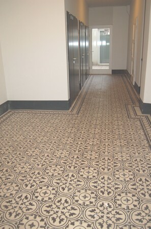 المنشأة من الداخل