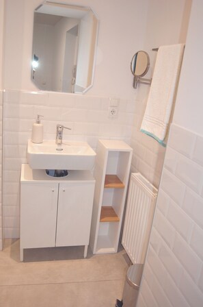 Dusche, Haartrockner, Handtücher, Seife