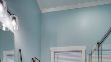 Suihku, hiustenkuivaaja, pyyhkeet, saippua