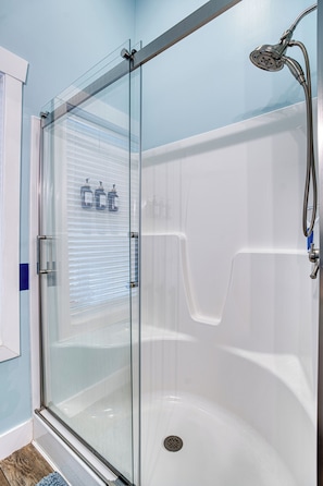 Shower, hair dryer, towels, soap - Barn in the Burgh | Event Space | Sleeps 12 (Newburgh)