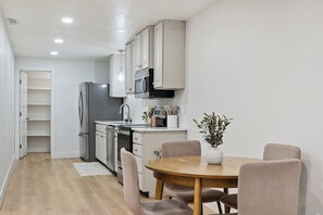 Frigorífico, microondas, horno y placa de cocina