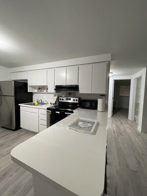 Kühlschrank, Mikrowelle, Ofen, Herdplatte