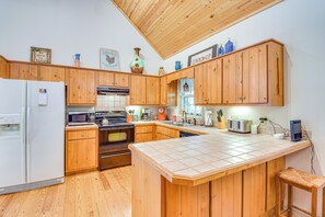 Fridge, microwave, stovetop, dishwasher - Hot Tub, Deck & Grill: Secluded Cabin in Clayton (Clayton)