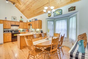 Dining - Hot Tub, Deck & Grill: Secluded Cabin in Clayton (Clayton)