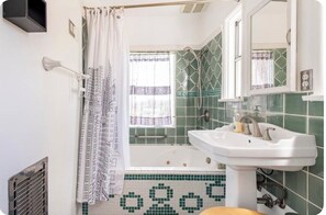Een douche, een bubbelbad, een haardroger, handdoeken