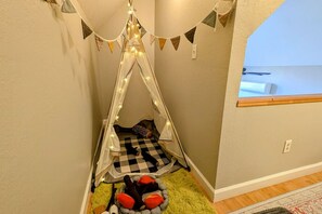 6 bedrooms, desk, iron/ironing board, travel cot
