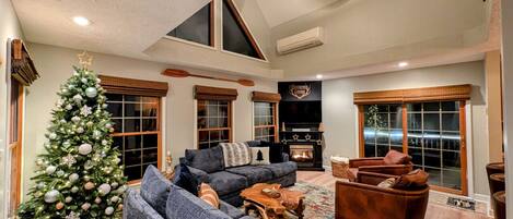 Smart-TV, Kamin, Tischfußball, Bücher