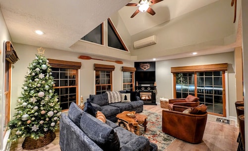 Updated! Sleeps 14 - Hot Tub, Games, Fireplace, Pet Friendly, Firepits & Grill