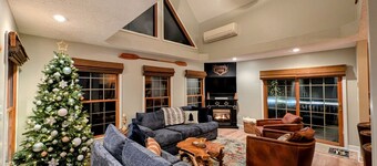 Updated! Sleeps 14 - Hot Tub, Games, Fireplace, Pet Friendly, Firepits & Grill