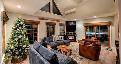 Updated! Sleeps 14 - Hot Tub, Games, Fireplace, Pet Friendly, Firepits & Grill