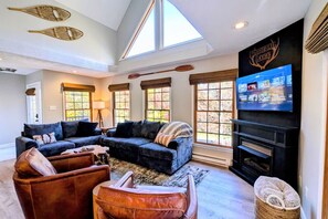 Smart TV, fireplace, foosball, books - Family Fun Escape: Hot Tub, Gameroom, Fireplace, Dog Friendly, Firepits & Grill (Wintergreen Resort)