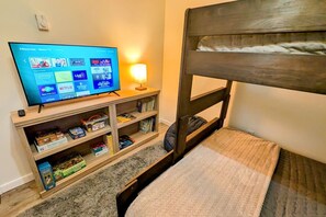 5 chambres, bureau, fer et planche à repasser, lit parapluie