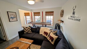 TV connectée, cheminée, baby-foot, livres