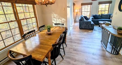Family Fun Escape: Hot Tub, Gameroom, Fireplace, Dog Friendly, Firepits & Grill
