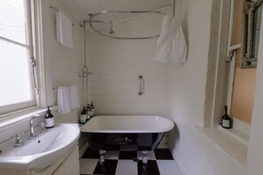 Hair dryer - Larsen's Cottage #2: Historic 1880 Home (Mount Victoria)