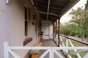 Property grounds - Larsen's Cottage #2: Historic 1880 Home (Mount Victoria)