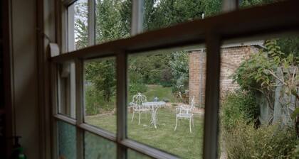 Larsen's Cottage #1: Historic 1880 Home