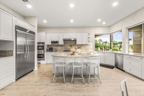 Private kitchen - Stunning Mountain & Golf Views, Modern, Pool+Games (La Quinta)